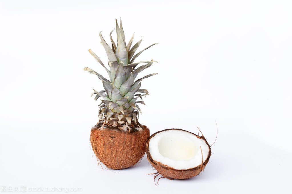 白色背景下的热带风情 新鲜菠萝与椰子的美食魅力