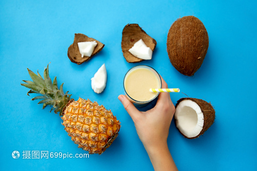夏日健康之选 手作菠萝椰子饮，搭配环保纸吸管与蓝色风情