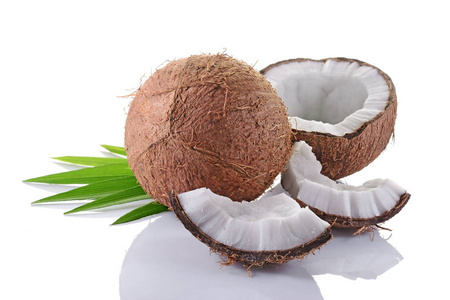 白色背景上分离的新鲜椰子 天然健康的美食探索