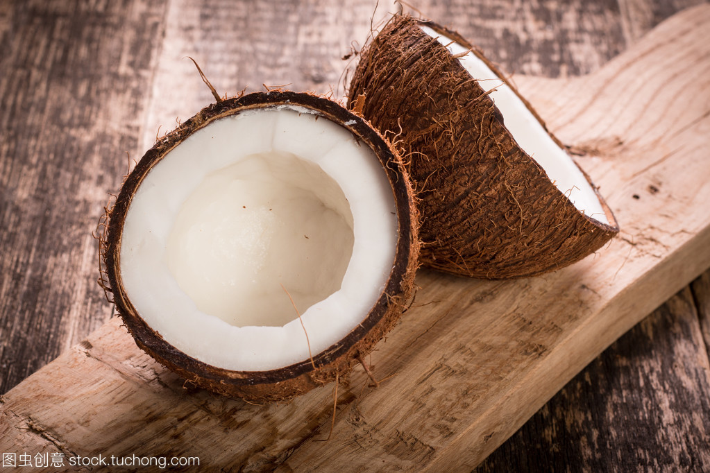 椰子木桌上的热带飨宴